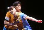 　混合ダブルス決勝でプレーする吉村真晴（奥）、大藤沙月組＝ドーハ近郊（共同）