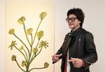 　お気に入りの花の絵の横で解説する浅野忠信
