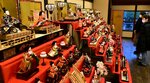 あでやかな７段飾りなどが並ぶ会場＝２１日、鳥取市元大工町の城下町とっとり交流館高砂屋