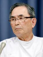 　記者会見で厳しい表情を見せる福岡和白病院の富永隆治院長＝６日、福岡市東区