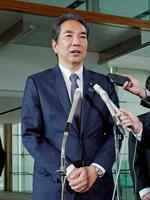 　石破首相に辞表を提出後、記者団の取材に応じる江藤農相＝２１日午前、首相官邸