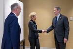 　９日、スイス・ジュネーブで、ケラーズッター大統領（中央）と握手するベセント米財務長官（ＦＤＦＡ／Ｋｅｙｓｔｏｎｅ，Ｍａｒｔｉａｌ　Ｔｒｅｚｚｉｎｉ提供・共同）