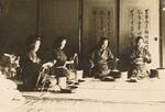 　大正時代に撮影された、麻糸を作る女性たち（中川政七商店提供）