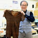 　実験でみそ漬けにした衣類を持つ山崎俊樹さん＝３月、静岡市