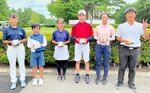 男子高校の部で優勝した瀬来寛樹（右端）ら各部の入賞者＝大山平原ゴルフクラブ