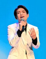 今年８月にリリースした新曲「捜さないでね…」を熱唱する水瀬さん＝１１日、新温泉町湯の夢ホール