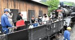 ＳＬに接続したトロッコ乗車体験を楽しむ観光客ら
