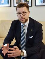 　インタビューに応じるリトアニアのルカス・サビツカス経済・イノベーション相