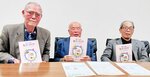 活動１５年を記念し、発行した手引書を手にするものづくり協力会議のメンバー