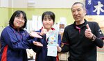山崎支配人にマップを手渡す鳥飼さん（中央）と野田さん（左）＝倉吉市提供