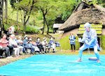 地元住民による出し物で盛り上がる会場＝２３日、香美町小代区広井の古代体験の森