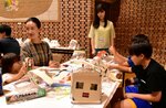 廃材を再利用して思い思いの麒麟獅子を作った参加者ら