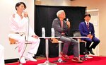 鳥取大医学部付属病院でのイベントで自身の骨髄移植の経験などを語る樋口さん（左）＝２０２３年９月、米子市西町