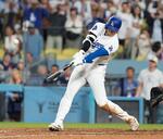 　米大リーグ、レイズ戦の９回、サヨナラ満塁本塁打を放つドジャース・大谷翔平。メジャー史上６人目の「４０本塁打、４０盗塁」を達成した＝２３日、ロサンゼルス（共同）