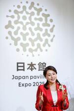 　大阪・関西万博の「日本館」開館式を終え、取材に応じる名誉館長の藤原紀香さん＝２９日午後、大阪市此花区の夢洲