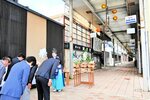 安全祈願祭で、撤去されるアーケードに向かって頭を下げる関係者ら＝３０日、米子市紺屋町の本通り商店街