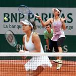 　女子ダブルス１回戦でプレーする柴原瑛菜（右）、郭ハンユ組＝パリ（共同）