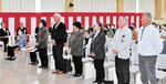 入園式・開講式で紹介された本年度の新入生（前列）＝１７日、新温泉町の浜坂多目的集会施設