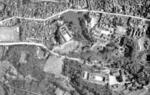 　米軍上陸翌日の１９４５年４月２日撮影の首里城周辺。地下壕に旧日本軍司令部があったが、上空からは確認できない。周辺に被害は見られず、拡大すると守礼門（画面中央）や正殿（右下）が確認できる