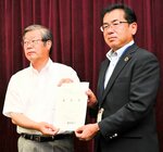 ３府県や山陰海岸ジオパーク推進協議会の代表者らに要望書を手渡す銀杏会長（左）＝２３日、兵庫県豊岡市の同市役所