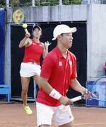 　混合ダブルス１回戦　プレーする錦織圭（手前）、柴原瑛菜組＝パリ（共同）