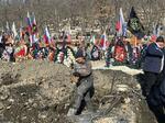 　ロシア極東ウラジオストクにあるウクライナ侵攻作戦の戦死者らの墓で、墓穴を掘る男性＝１月