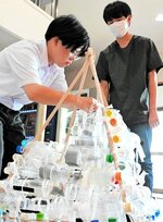 ペットボトルでモニュメントを作る生徒ら＝２１日、鳥取市湖山町西２丁目のクラーク記念国際高校