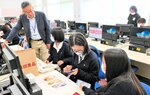 布施さん（左）から助言を受け、メルカリへの出品を体験する生徒たち＝１２日、境港市竹内町
