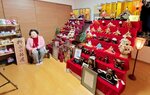 長男の形見となったひな人形（手前）と増田さん＝倉吉市西町