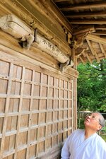 奉納されている「栓木」を感慨深そうに眺める吉田宮司＝倉吉市葵町の賀茂神社