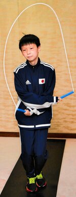 巧みな技を披露する中原さん＝１４日、米子市役所