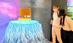 フォトスポットでキャラクターの細部に見入る来場者＝米子市西福原２丁目の米子天満屋