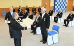 青山本部長（左）から勲記を受け取る受章者ら＝８日、鳥取県警本部
