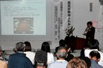 梨の新品種の紹介に耳を傾ける生産者ら＝北栄町の県園芸試験場