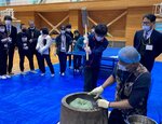 餅つき体験で交流する岩美町と沖縄県の児童ら