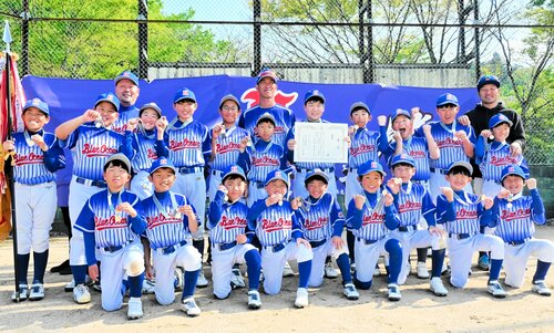 ３年ぶりの優勝を果たした浜坂ブルーオーシャンズ＝２９日、新温泉町湯の健康公園多目的グラウンド