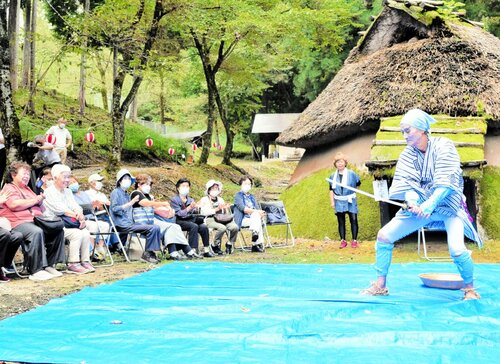 地元住民による出し物で盛り上がる会場＝２３日、香美町小代区広井の古代体験の森