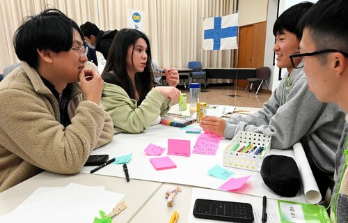 脱炭素社会実現のため協力できることを話し合う学生ら