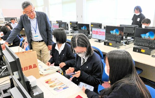 布施さん（左）から助言を受け、メルカリへの出品を体験する生徒たち＝１２日、境港市竹内町