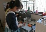 　利用者の食事を作る伊藤美南子さんら＝３月、真岡市