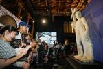 　大阪・関西万博のイタリア館でお披露目されたミケランジェロの彫刻「キリストの復活」。一目見ようと大勢の人たちが集まった＝１８日、大阪市此花区の夢洲