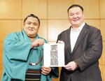 十両に昇進し、宮城野親方（右）と記念写真に納まる向中野改め天照鵬＝２６日、名古屋市内のホテル