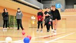 ニュースポーツを体験する参加者