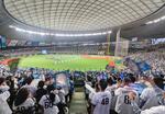 　今季開幕戦に大勢のプロ野球ファンが訪れたベルーナドーム＝３月、埼玉県所沢市