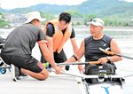 特別アドバイザーから助言を受け、万全の状態で大会に臨む森卓也（右）＝錦海ボートコース