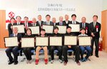 ２０２３年度日本海スポーツ賞の受賞者ら＝３０日、新温泉町芦屋の新日本海新聞社但馬支社