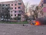 　ロシアの攻撃を受けたウクライナ・クリブイリフで燃える車＝４日（ウクライナ非常事態庁提供・ＡＰ＝共同）