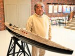 寄贈作品「月に向かって進め　２００７」と井田さん＝２８日、米子市美術館