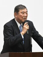 今秋の自民党総裁選について記者団の取材に応じた石破氏＝１２日、米子市加茂町２丁目の米子商議所