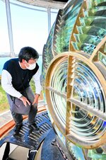 【でっかい】　余部埼灯台内にある電球の光を集める直径１・６㍍の大型レンズ＝香住区余部の御崎地区